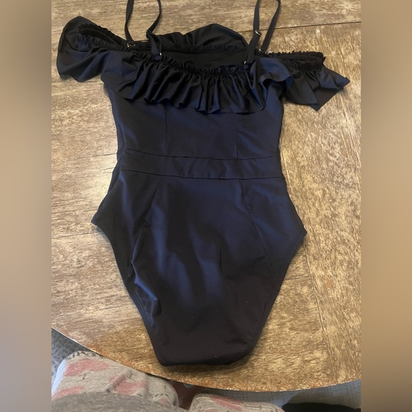 Small blk one piece with detachable straps and top ruffle high quality - Picture 4 of 4